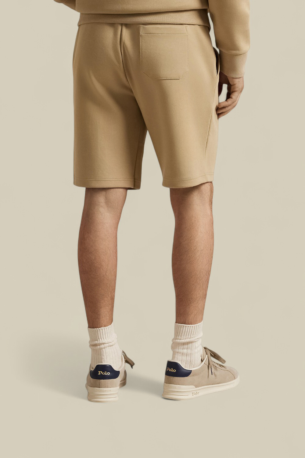 תמונת דוגמן אחורית של מכנסיים קצרים