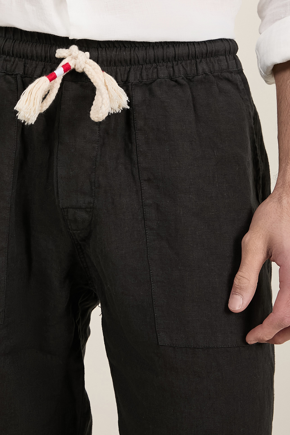 תמונת תקריב דוגמן של מכנסיים ארוכים