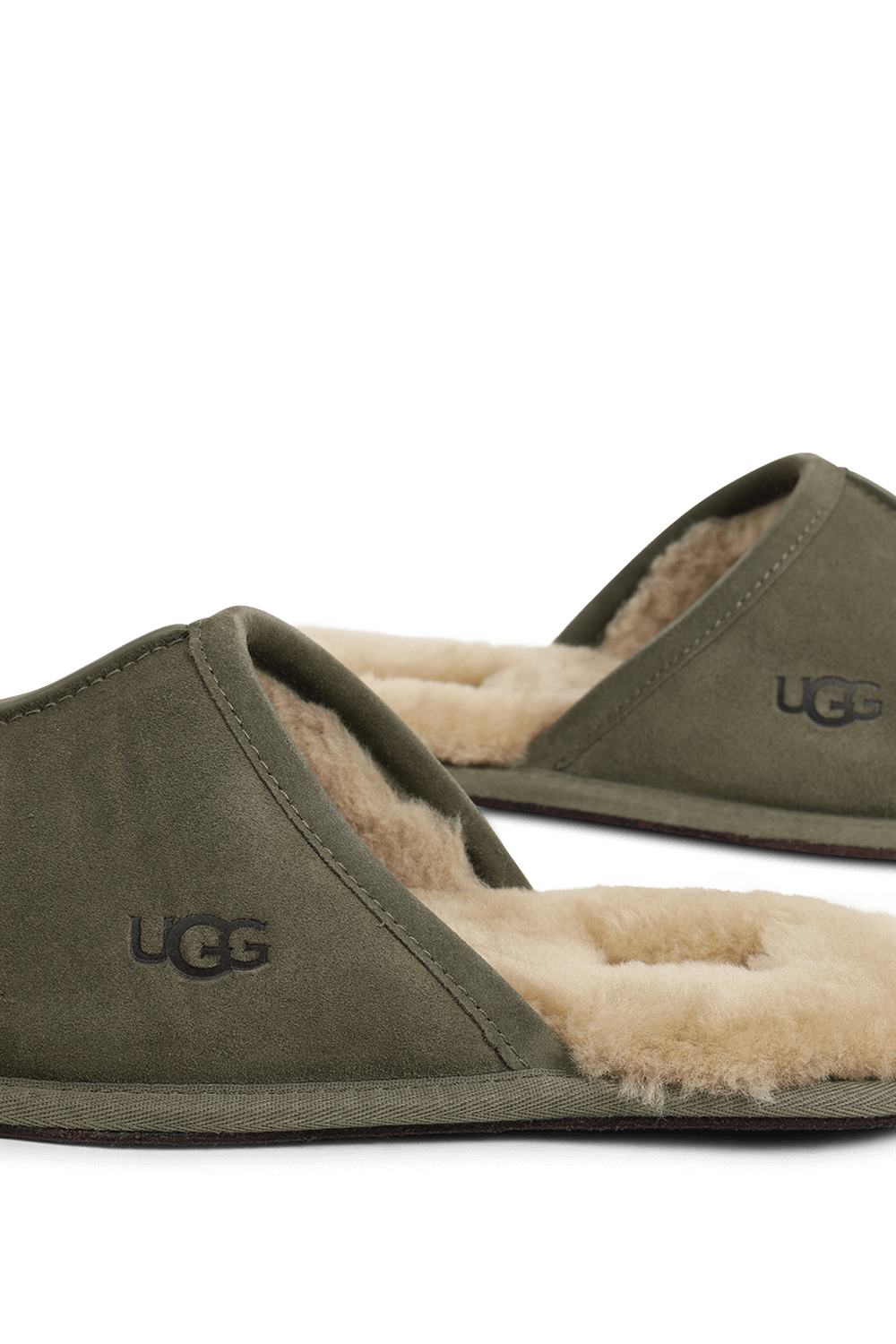 תמונת תקריב של נעלי בית מעור בגוון ירוק