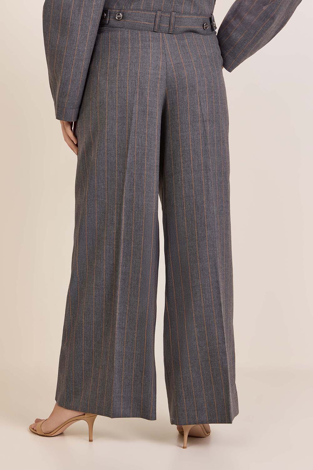 תמונת דוגמן אחורית של מכנסי צמר עם פסים