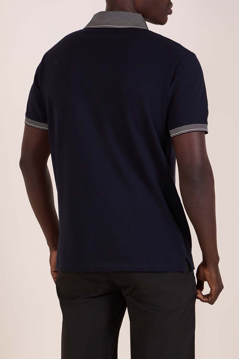 תמונת דוגמן אחורית של חולצת פולו