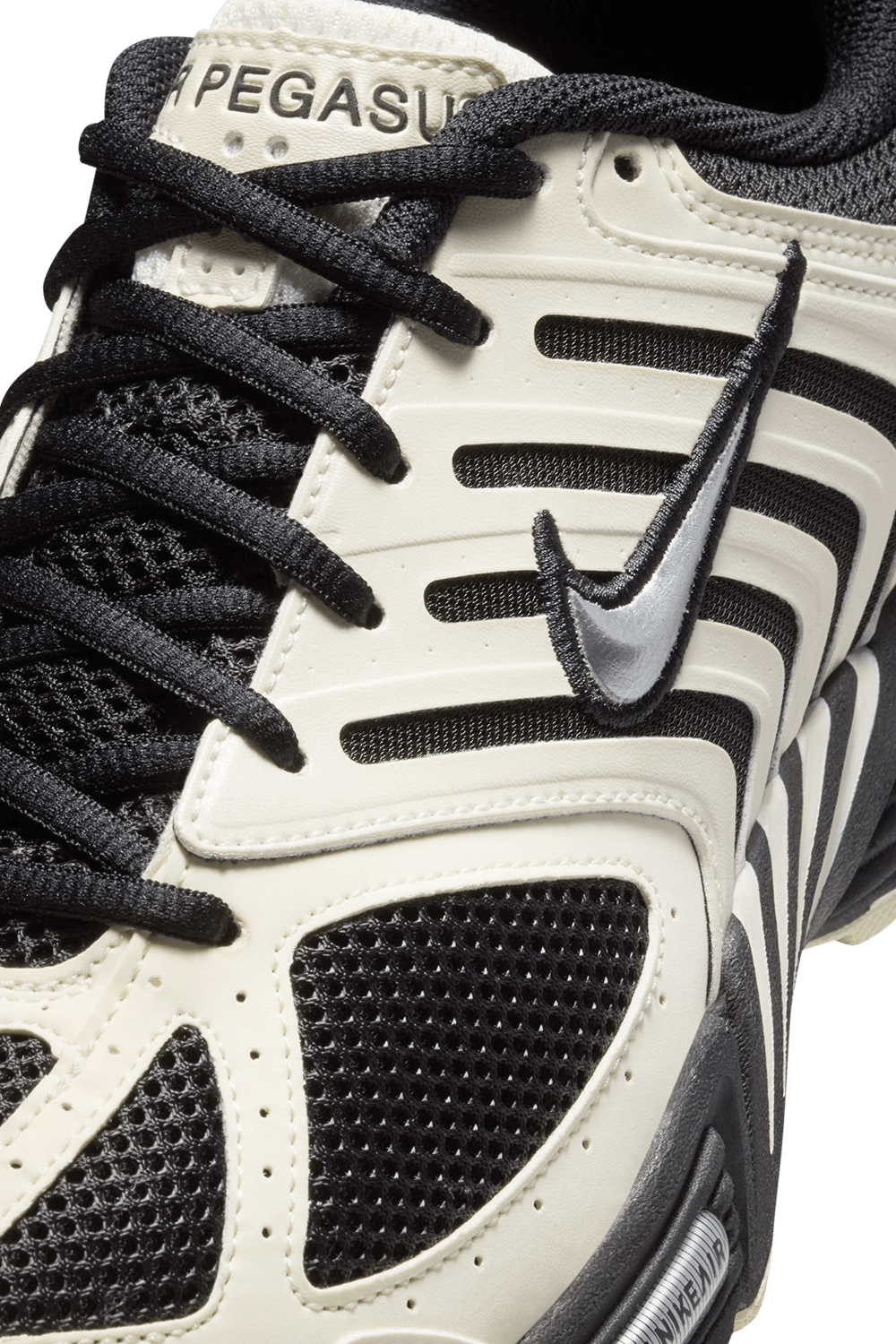 תמונת תקריב של נעלי סניקרס נייקי אייר פגסוס 2005