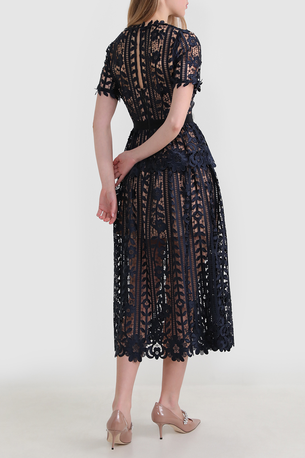 תמונת דוגמן אחורית של שמלת מידי מתחרה