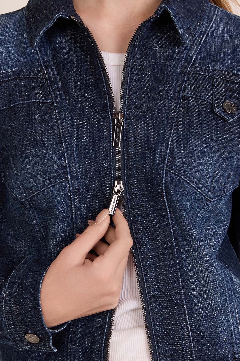 תמונת תקריב דוגמן של ז'קט ג'ינס