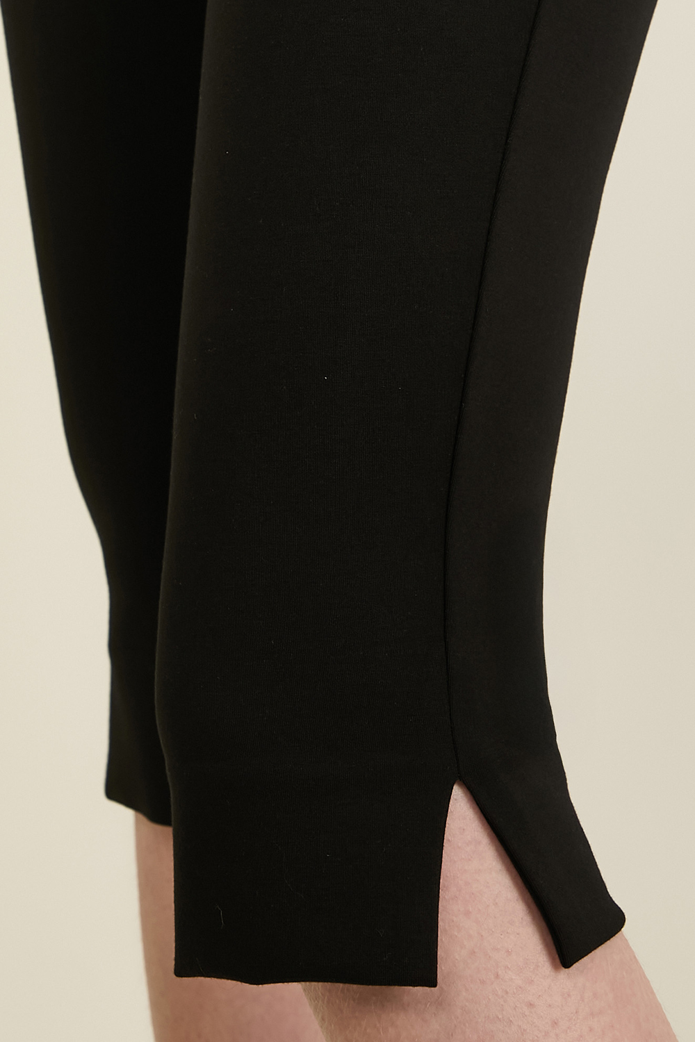 תמונת תקריב דוגמן של מכנסי טייץ מחוייטים