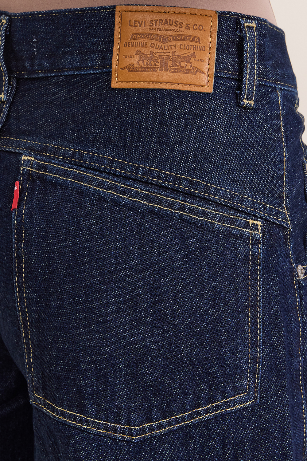 תמונת תקריב דוגמן של מכנסי ג'ינס בגזרת בלון