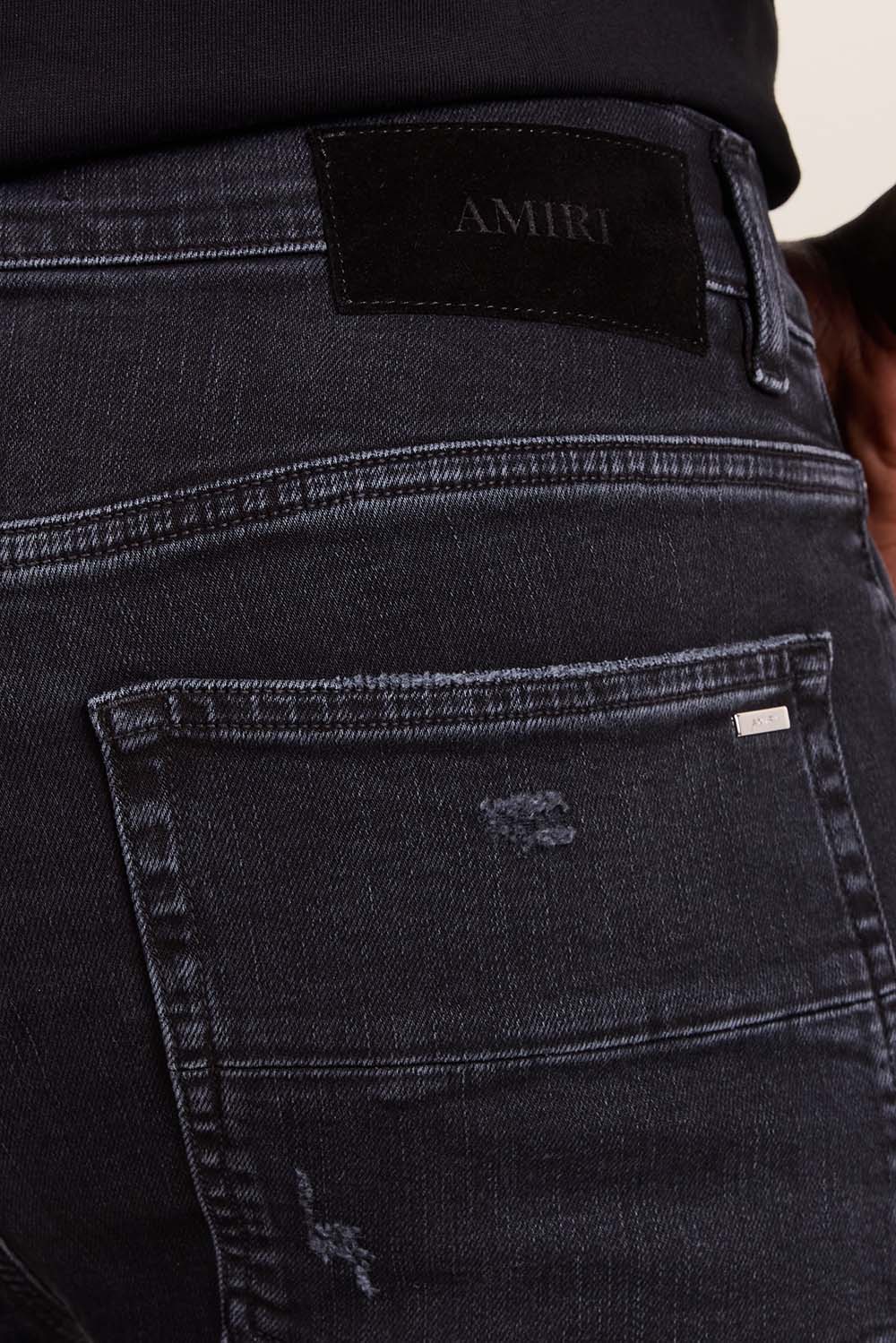 תמונת תקריב דוגמן של מכנסי סקיני ג'ינס