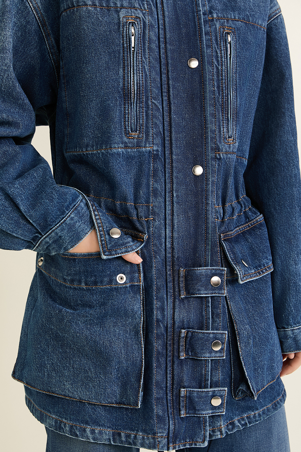 תמונת תקריב דוגמן של ז'קט ג'ינס