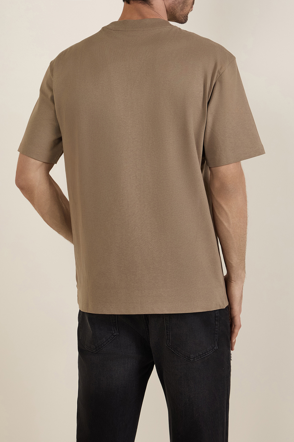 תמונת דוגמן אחורית של חולצת טי