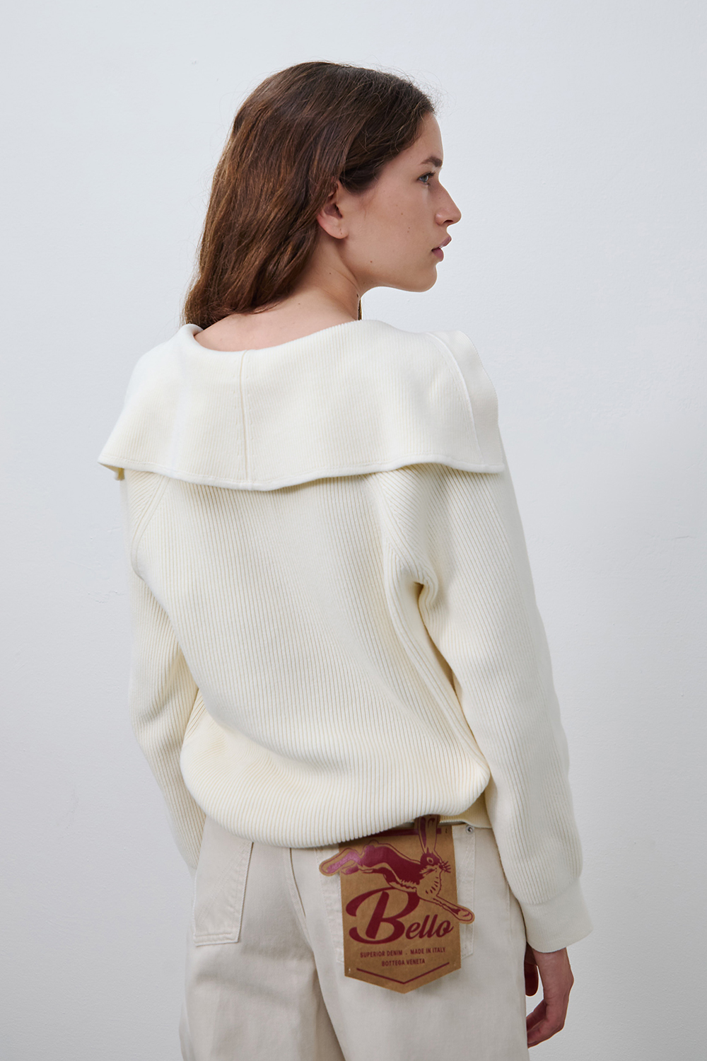 תמונת דוגמן אחורית של קרדיגן כותנה