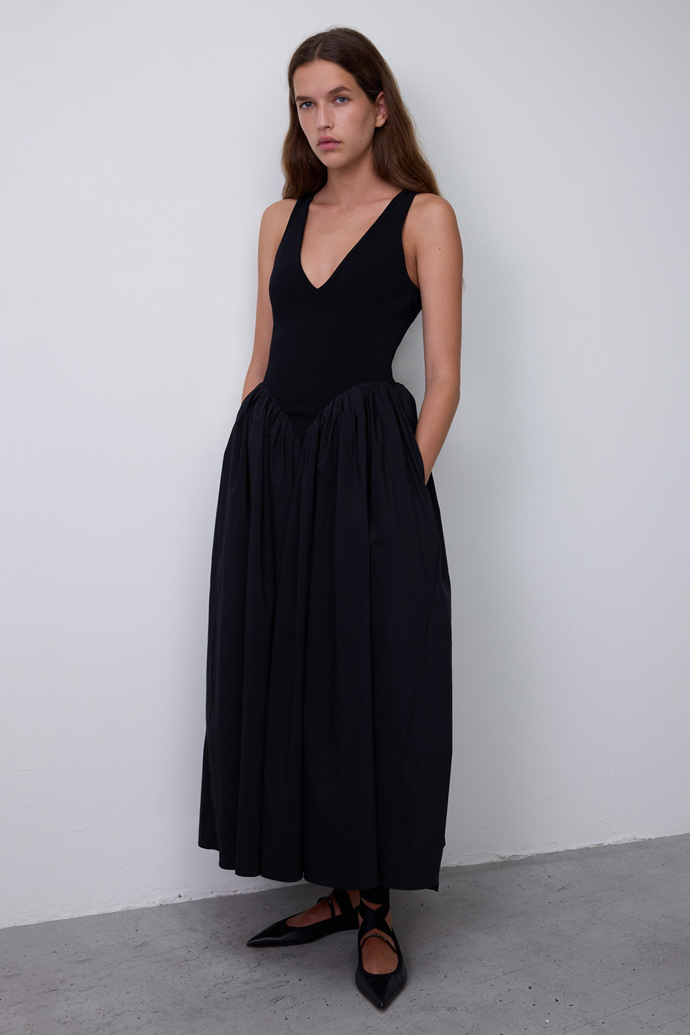 תמונת דוגמן קידמית של נעלי בלרינה עם סרט סאטן