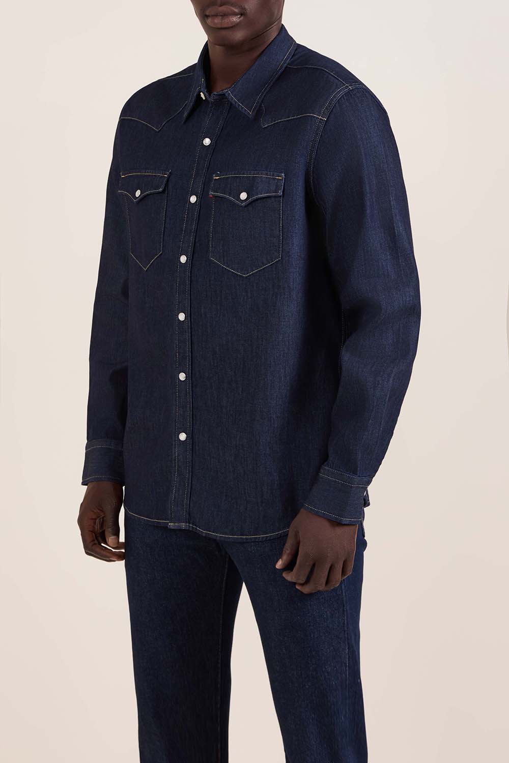 תמונת דוגמן קידמית של חולצה מכופתרת