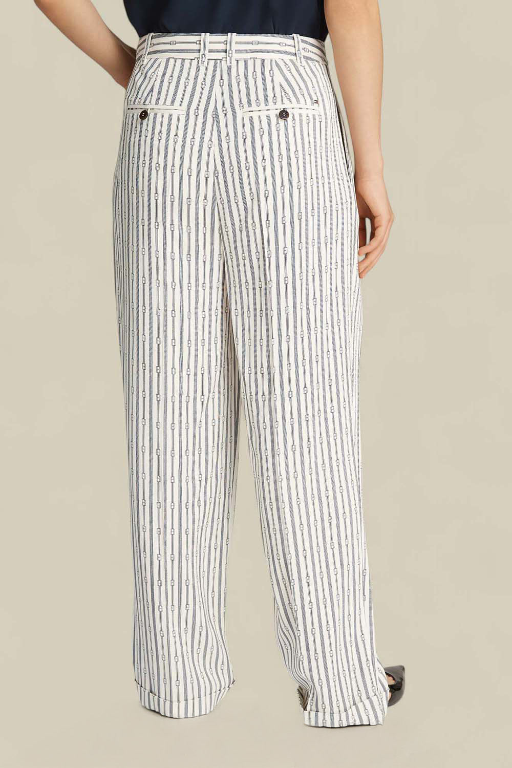 תמונת דוגמן אחורית של מכנסיים משוחררים