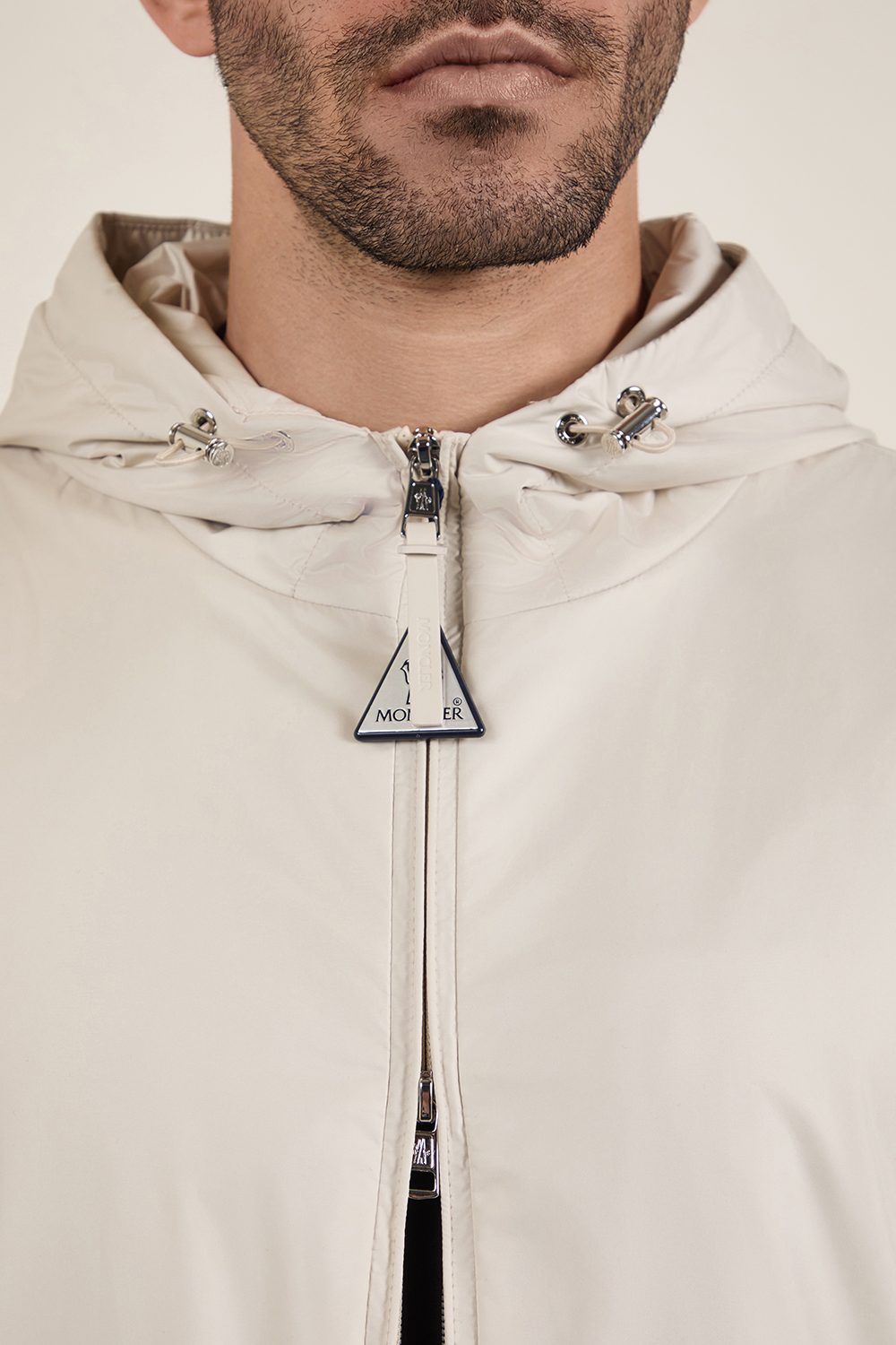 תמונת תקריב דוגמן של מעיל רוח