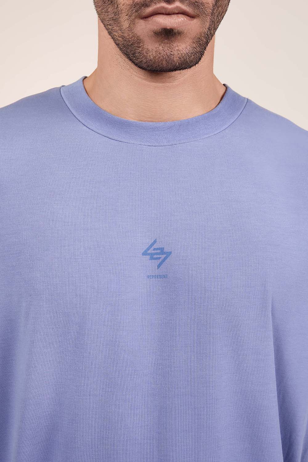 תמונת דוגמן אחורית של חולצת טי אוברסייז