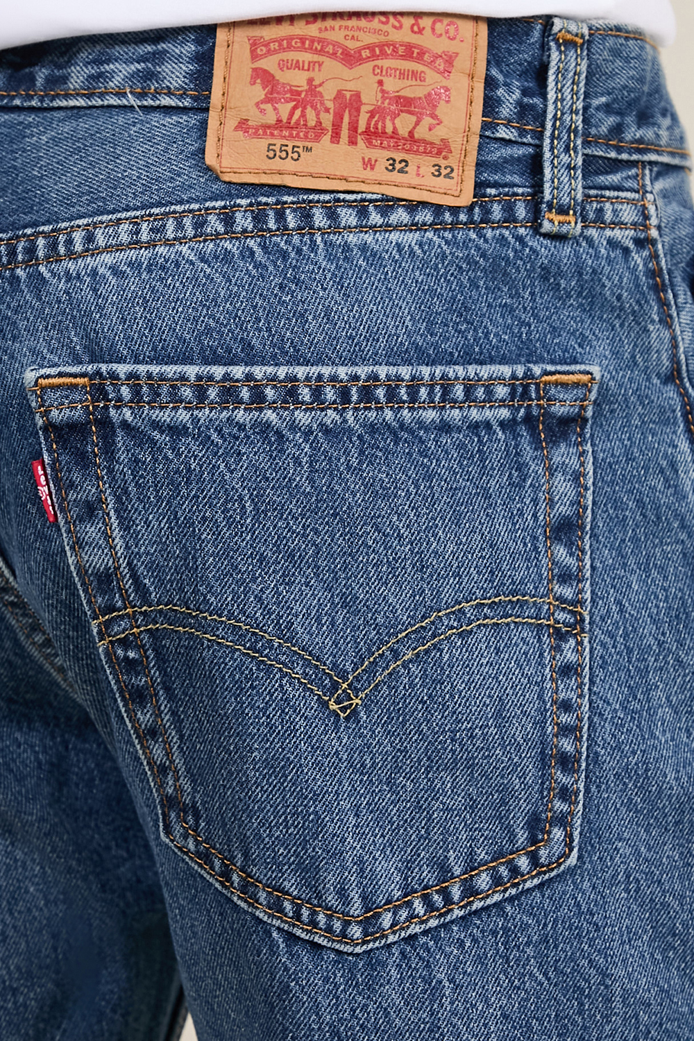 תמונת תקריב דוגמן של מכנסי ג'ינס 555