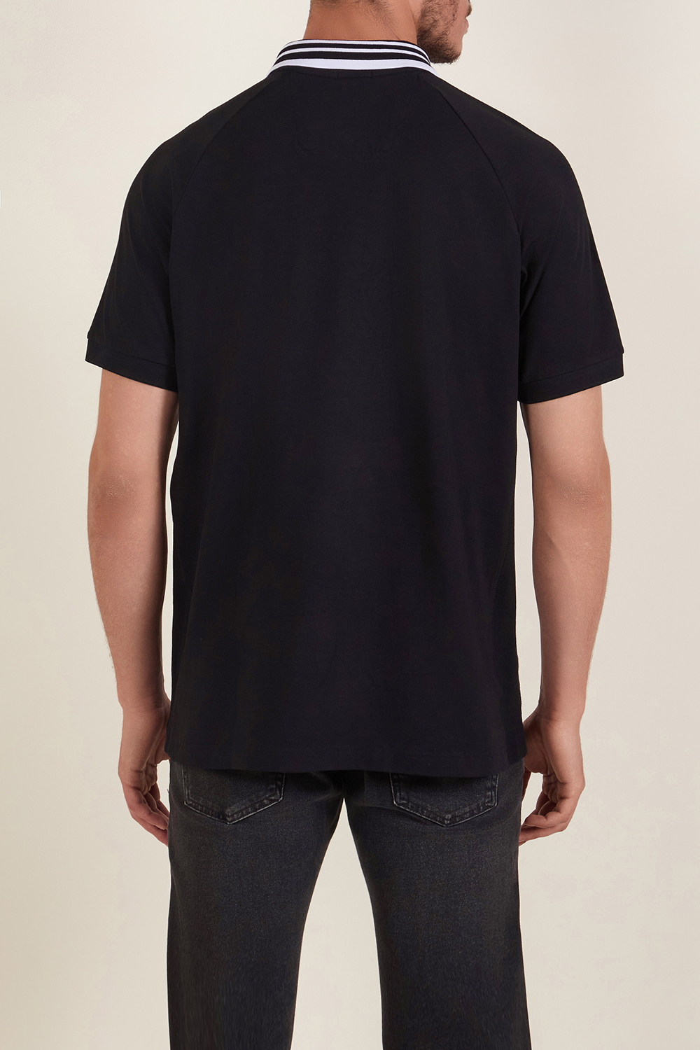 תמונת דוגמן אחורית של חולצת פולו