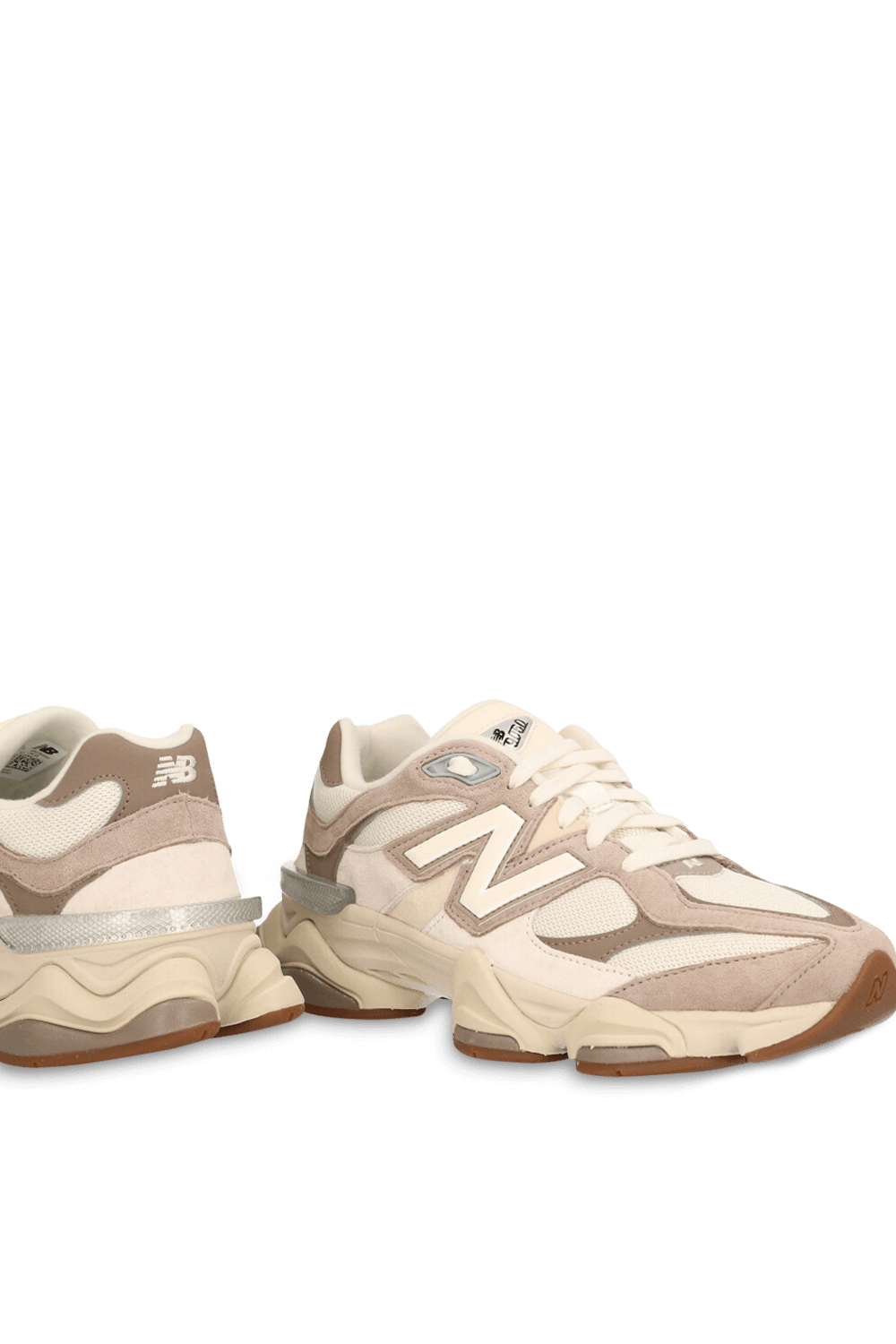 תמונת תקריב של נעלי סניקרס 9060