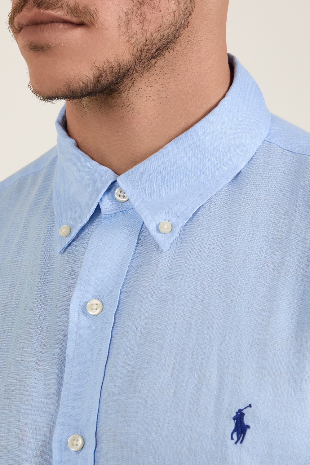 תמונת תקריב דוגמן של חולצת כפתורים מפשתן