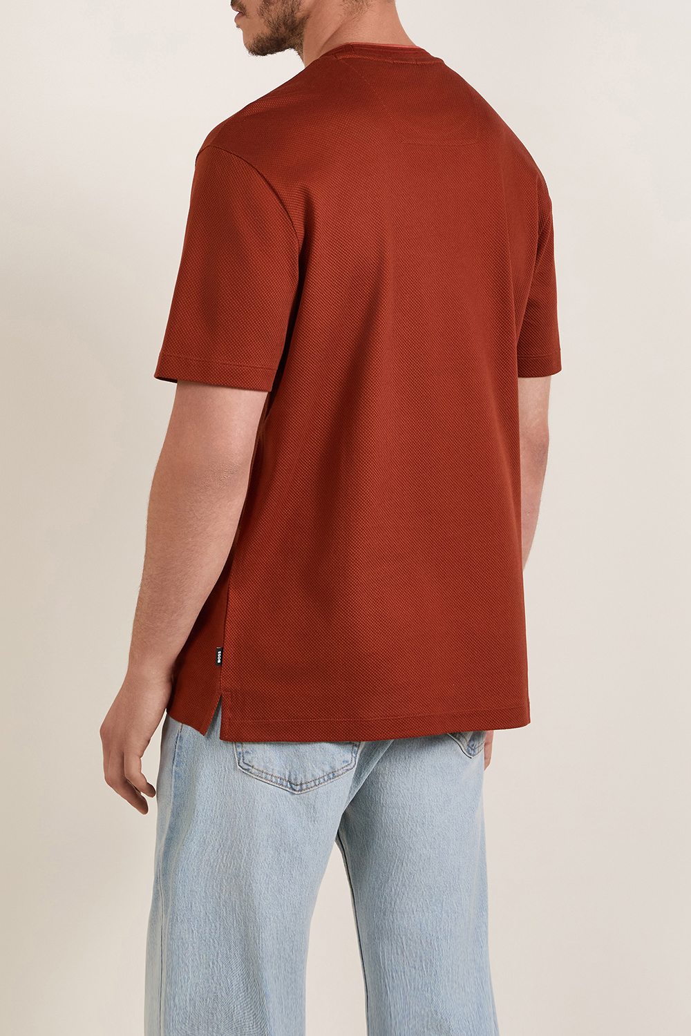 תמונת דוגמן אחורית של חולצת טי