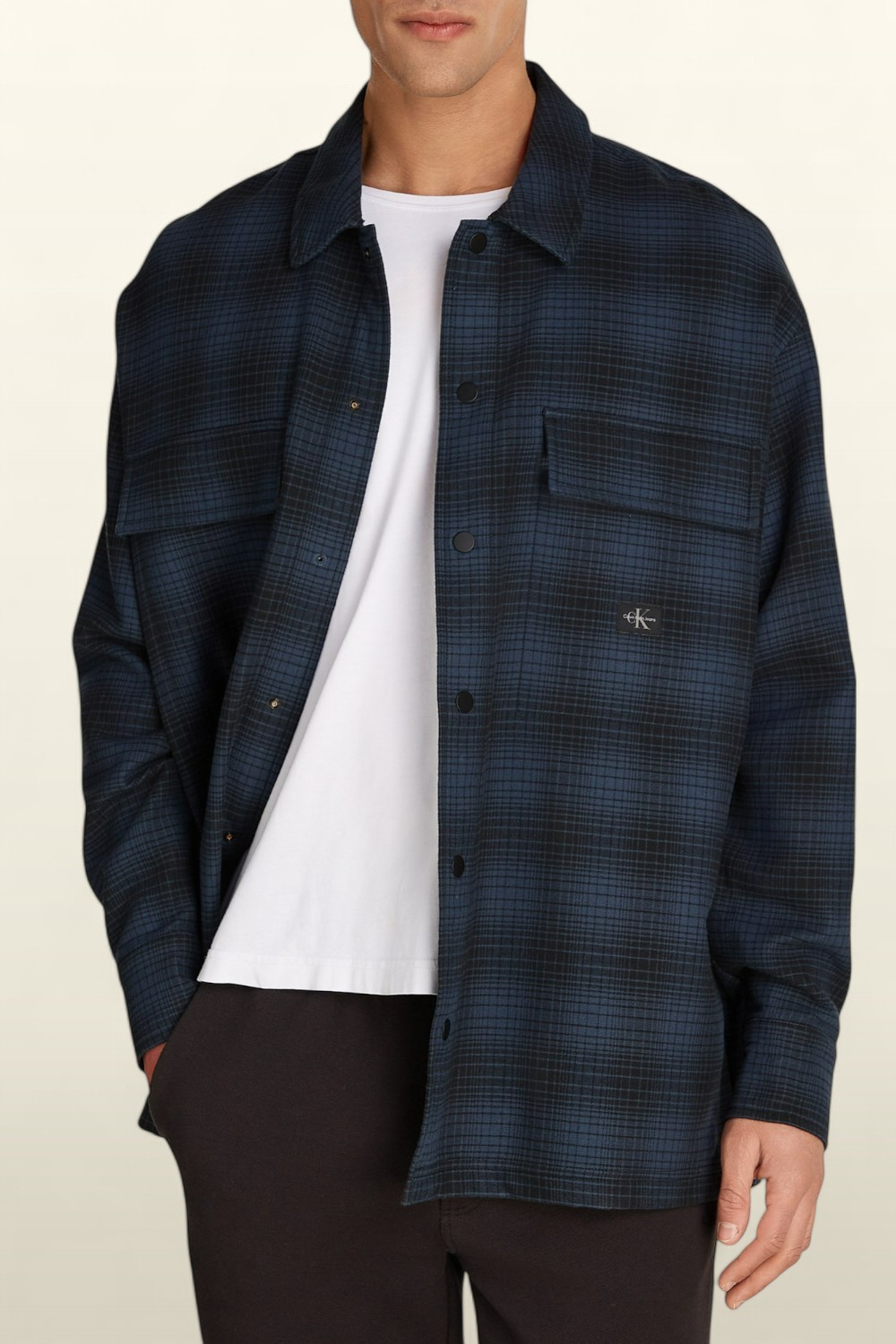 תמונת דוגמן קידמית של חולצת פלנל מכופתרת