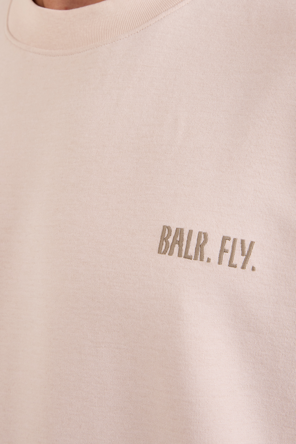 תמונת תקריב דוגמן של חולצת טי בגזרה משוחררת