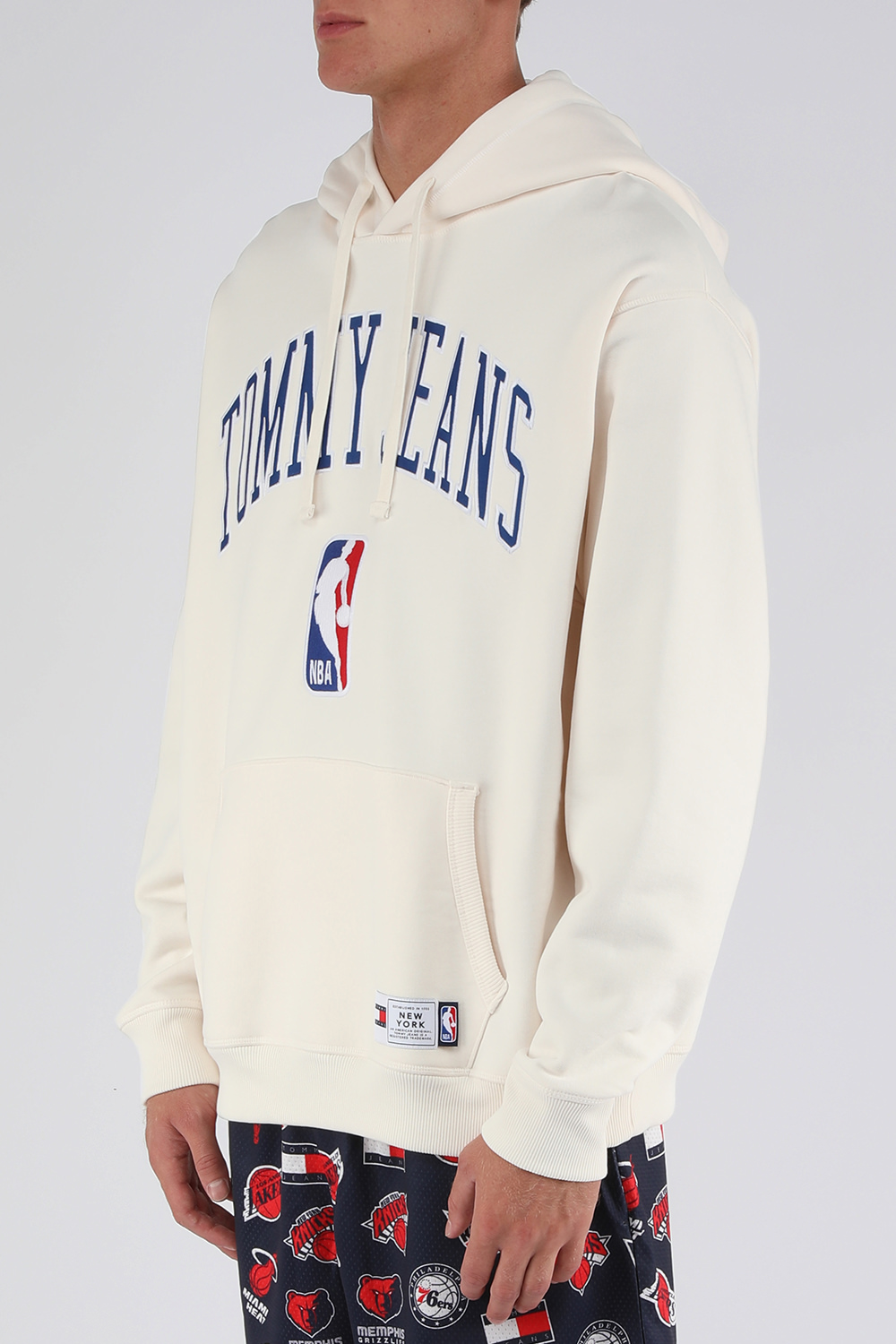 תמונת דוגמן קידמית של סווטשירט קפוצ'ון עם הדפס אן-בי-איי