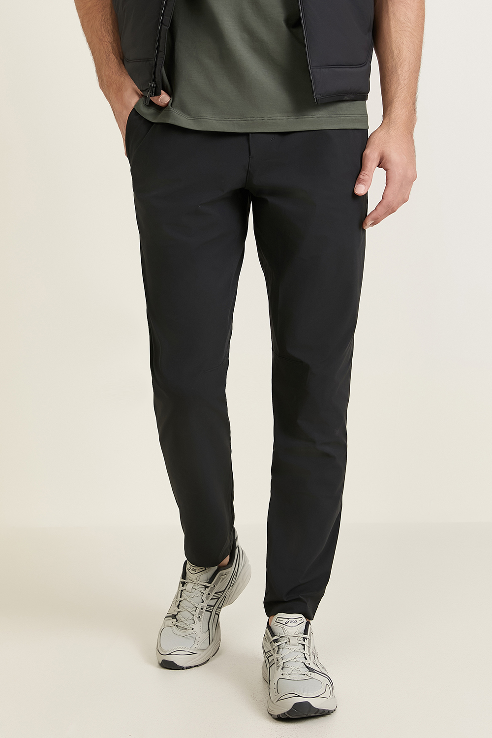 תמונת דוגמן קידמית של Zeroed In Slim-Fit Pant