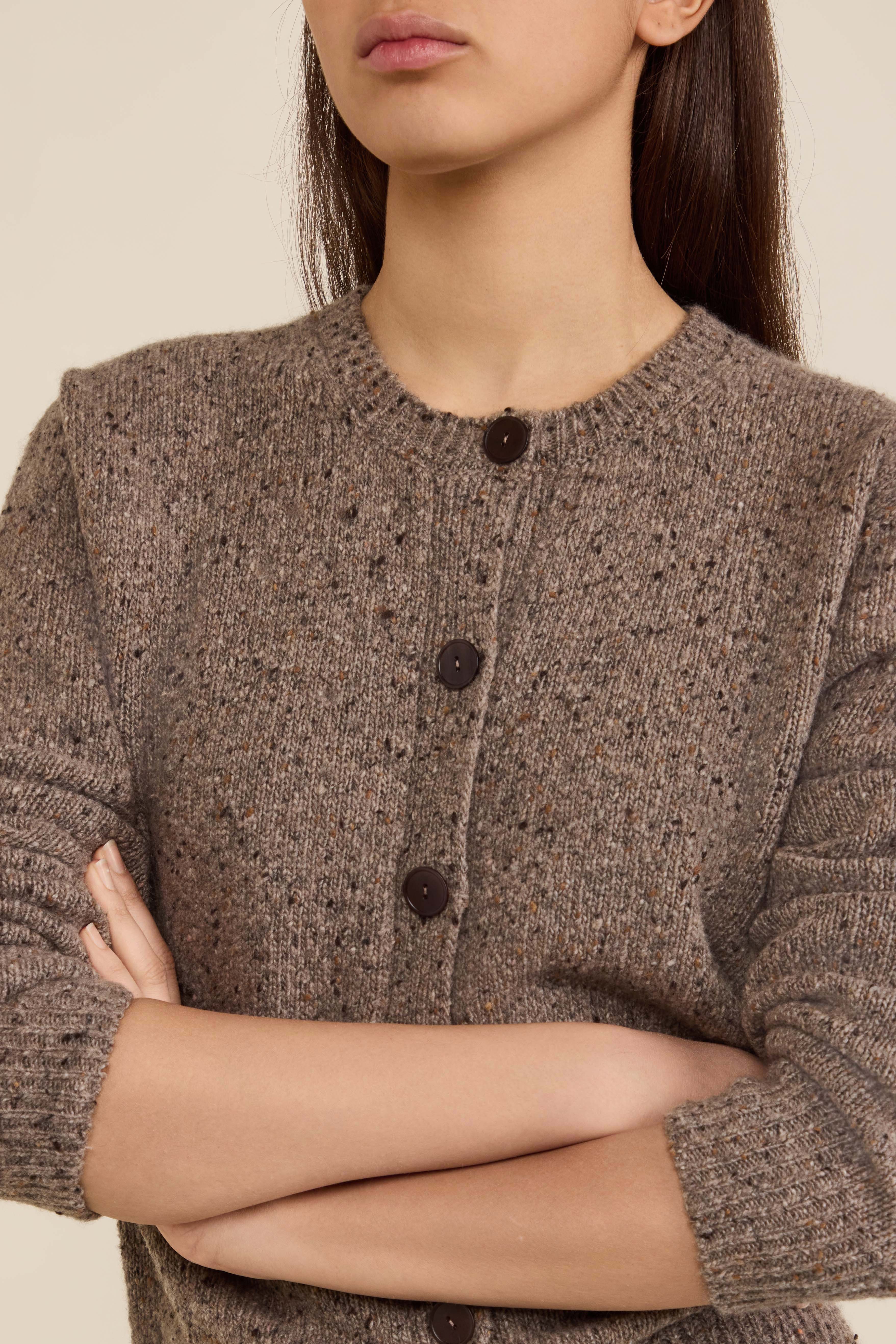 תמונת תקריב דוגמן של קרדיגן קשמיר