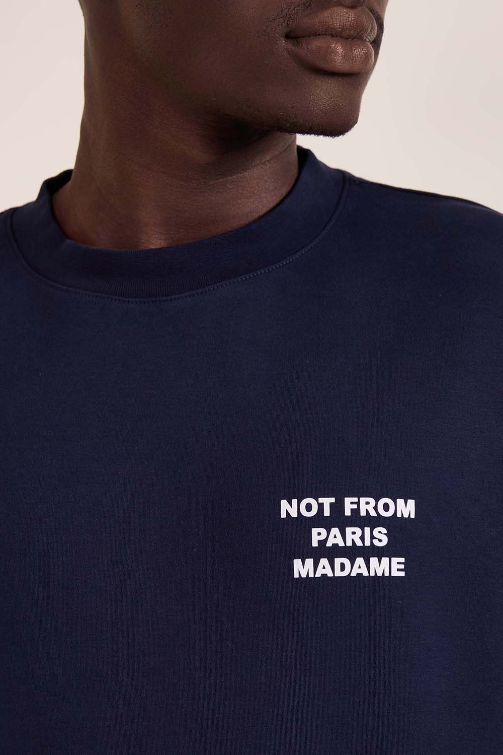 תמונת דוגמן אחורית של סווטשירט