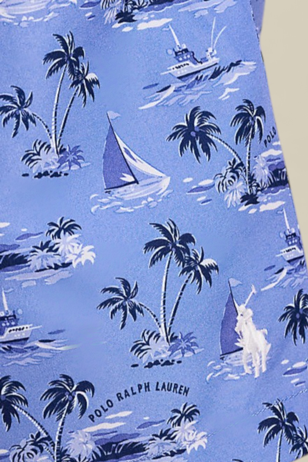 תמונת תקריב דוגמן של מכנסי בגד ים