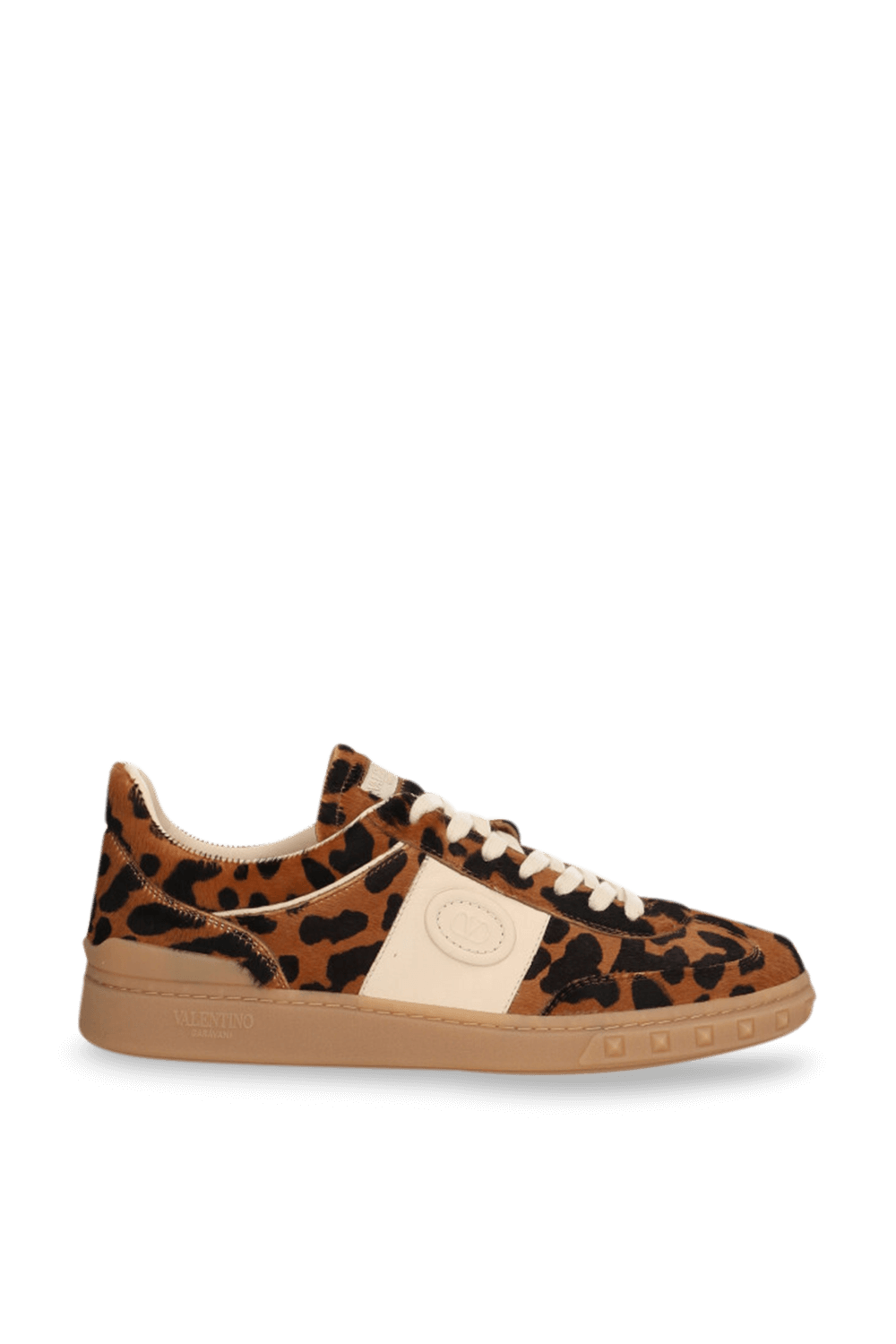 תמונה קידמית של נעלי סניקרס