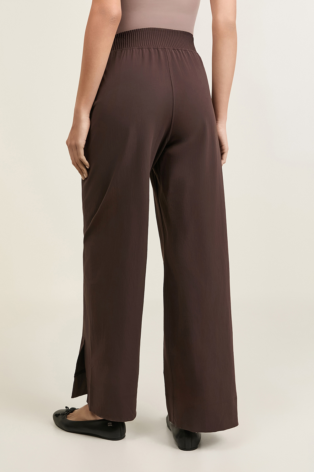 תמונת דוגמן אחורית של Stretch Woven Wide-Leg High-Rise Pant