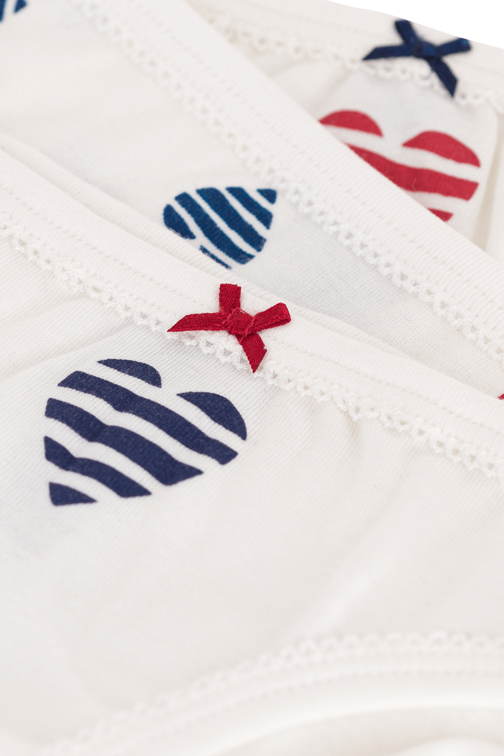 תמונת תקריב של שלושה זוגות תחתונים - גילאים 6-12 שנים