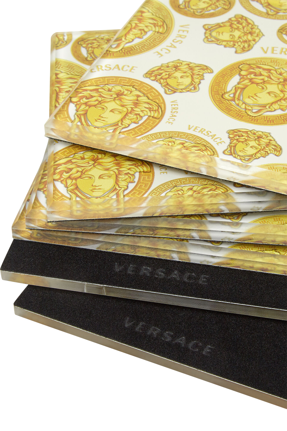 תמונת תקריב של סט שש תחתיות לכוסות ממותגות