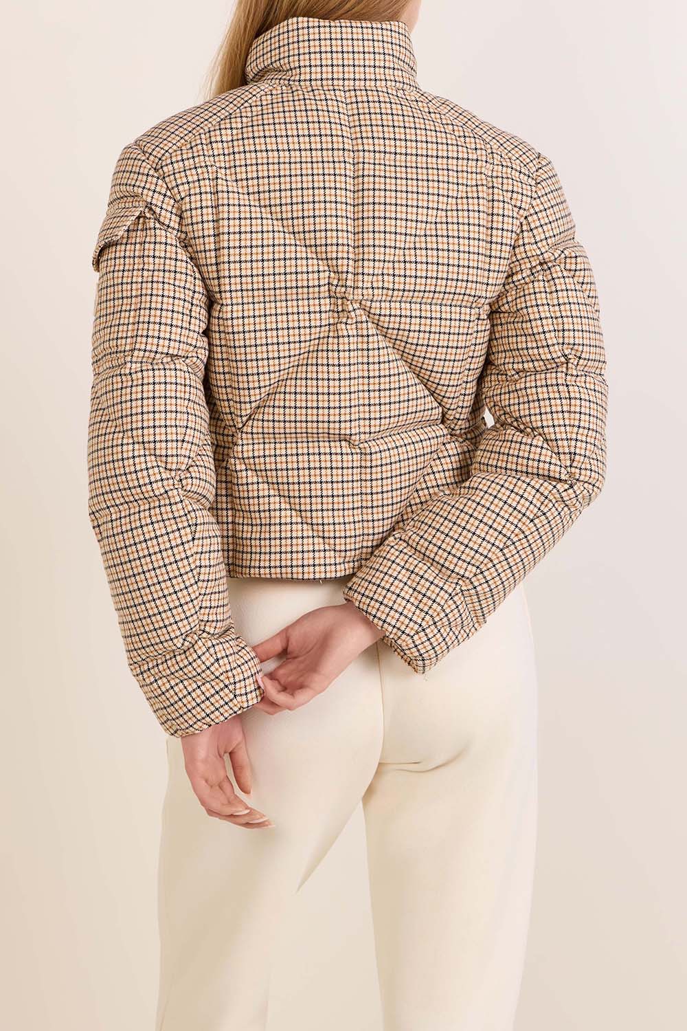 תמונת דוגמן אחורית של מעיל פוך יהלומים