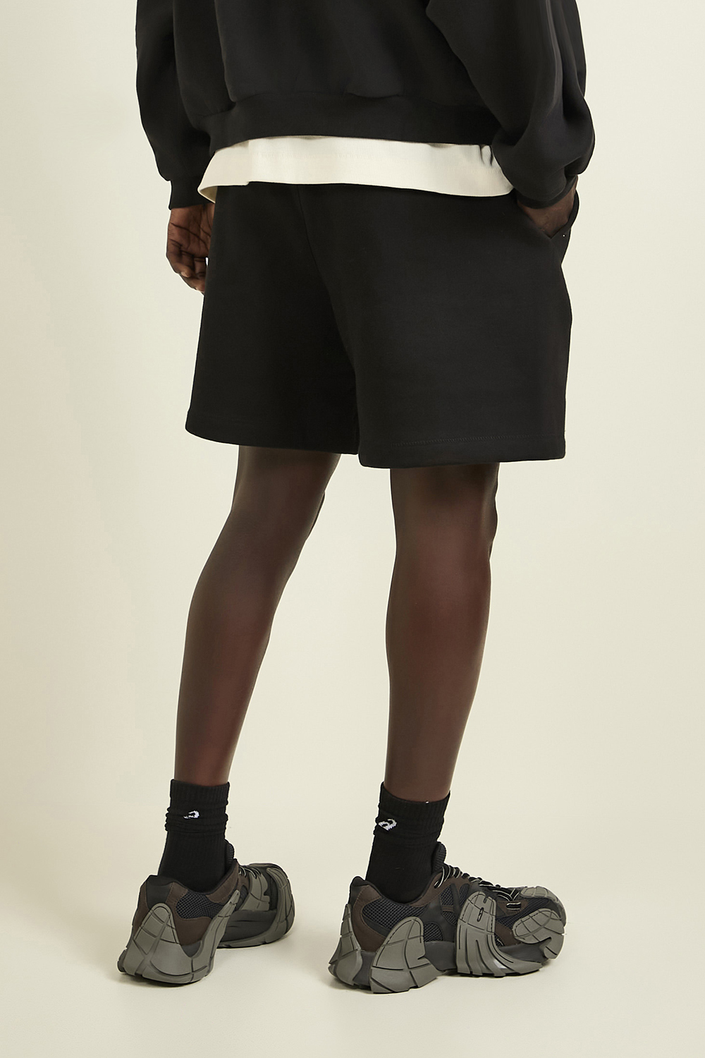 תמונת תקריב דוגמן של מכנסי פליז קצרים