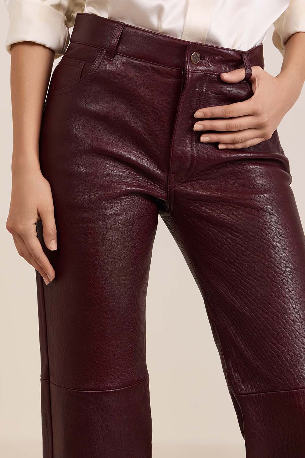 תמונת תקריב דוגמן של מכנסי עור מתרחבים