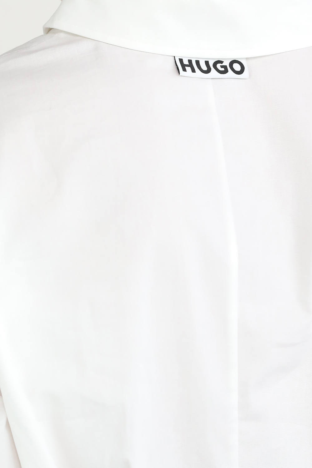 תמונת תקריב דוגמן של חולצה מכופתרת עם מותניים צרים