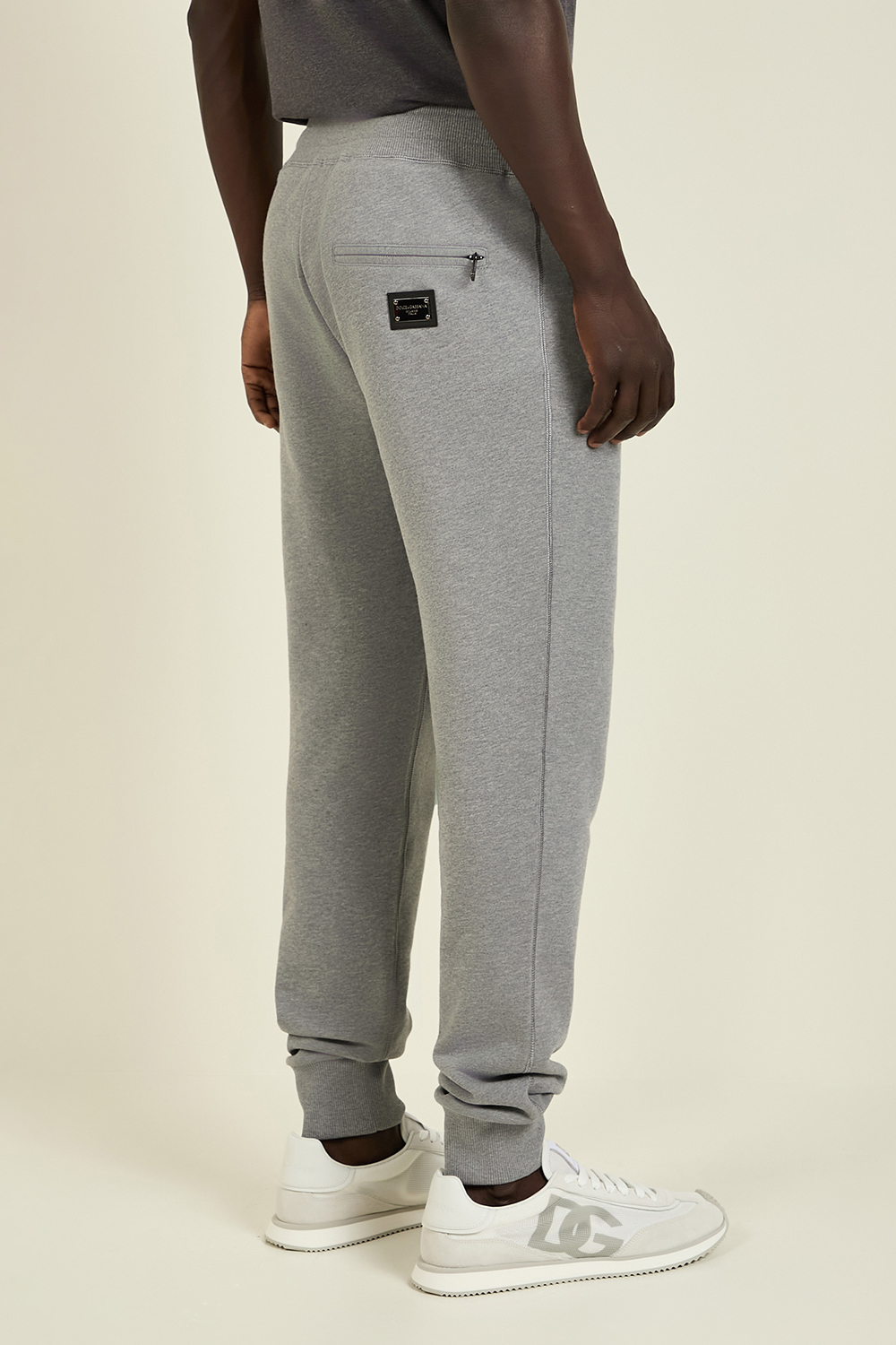 תמונת דוגמן אחורית של מכנסי ג'וג ארוכים