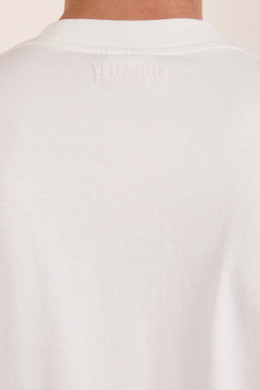 תמונת דוגמן אחורית של חולצת טי