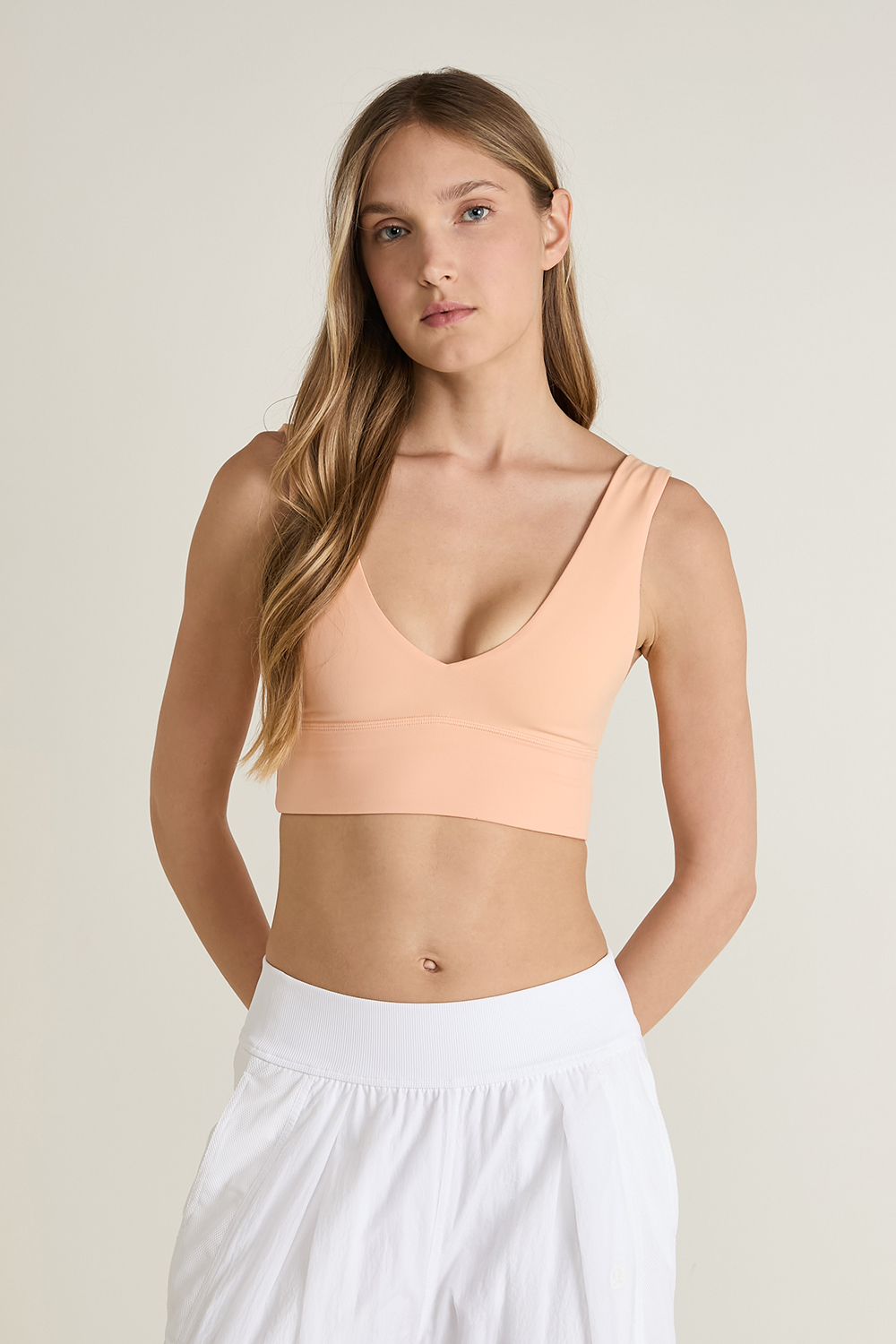 תמונת דוגמן קידמית של Align V Neck Bra A/B Cup