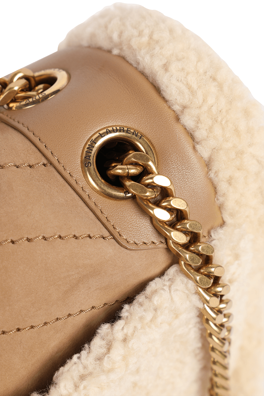 תמונת תקריב של תיק ניקי חום עם לוגו מטאלי