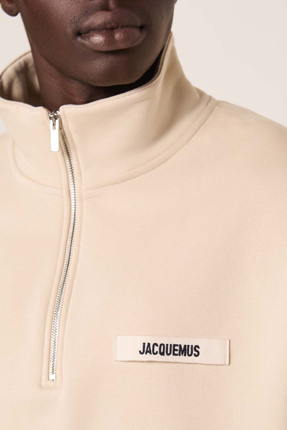 תמונת דוגמן אחורית של סווטשירט