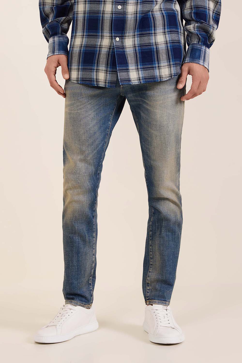 תמונת דוגמן קידמית של מכנסי ג'ינס סלים