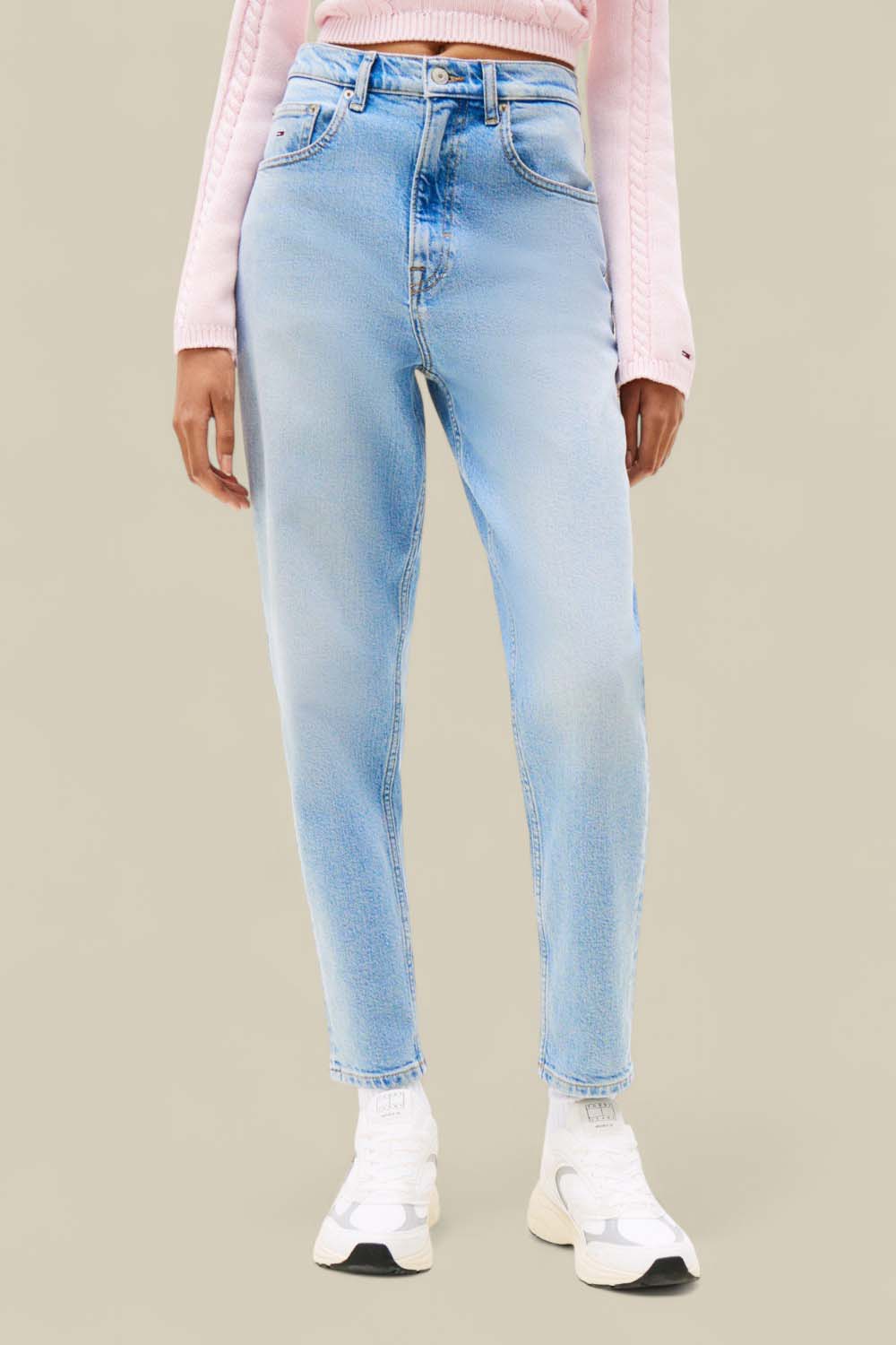 תמונת דוגמן קידמית של מכנסי ג'ינס בגזרת מאם