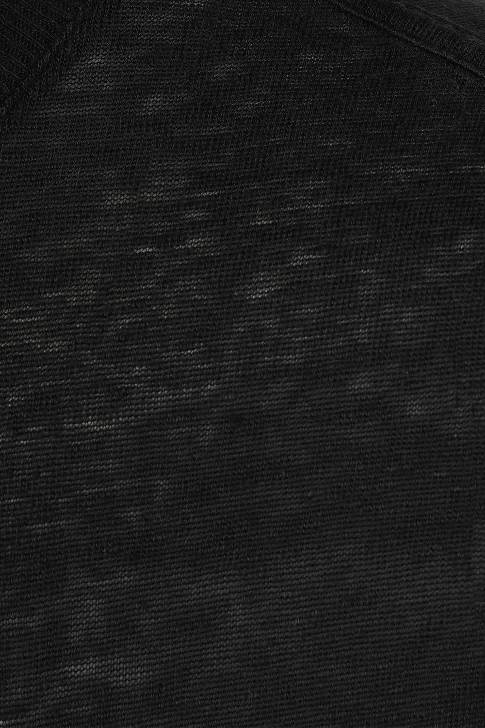 תמונה אחורית של חולצת טי מפשתן עם פרמים