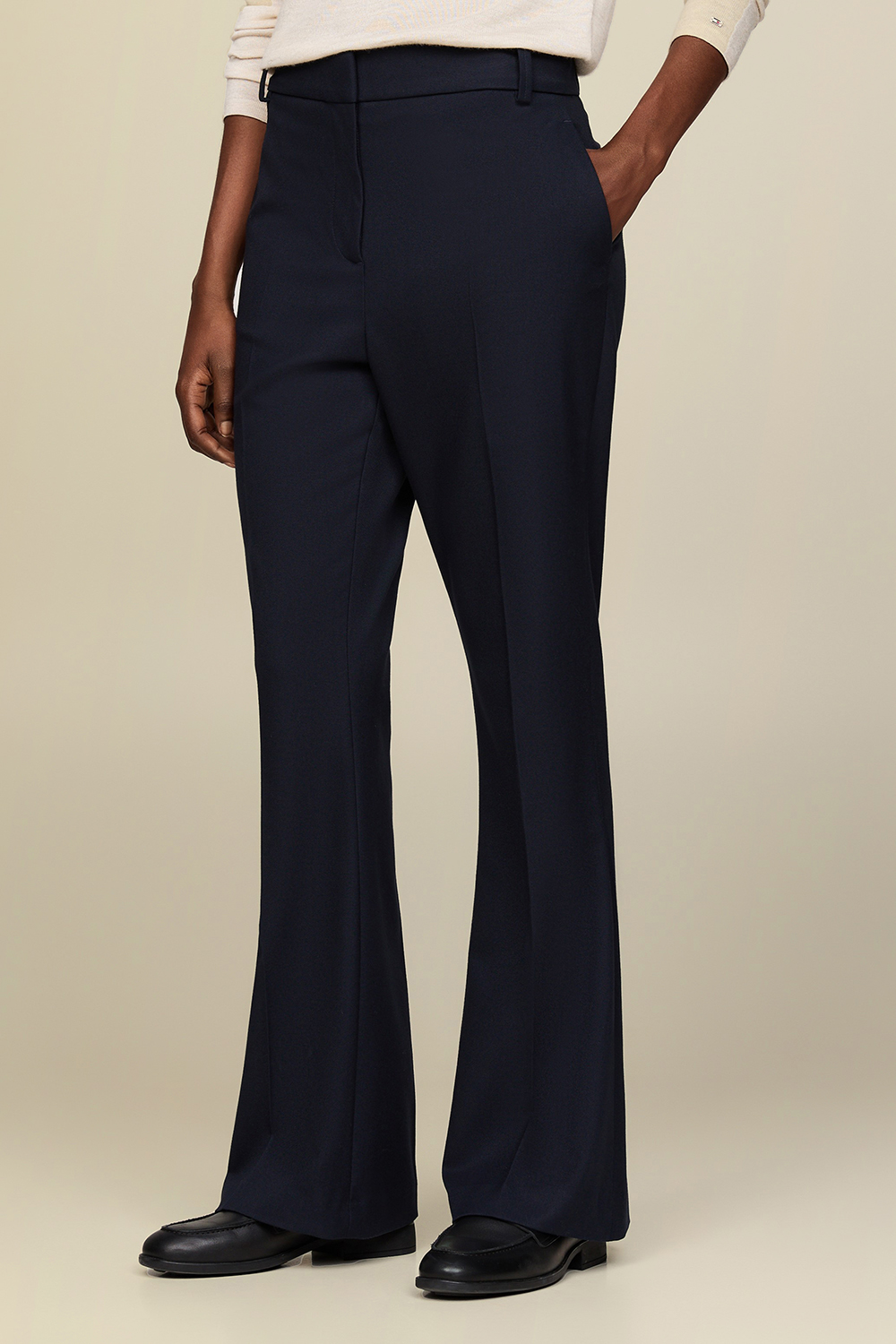 תמונת דוגמן קידמית של מכנסיים ארוכים