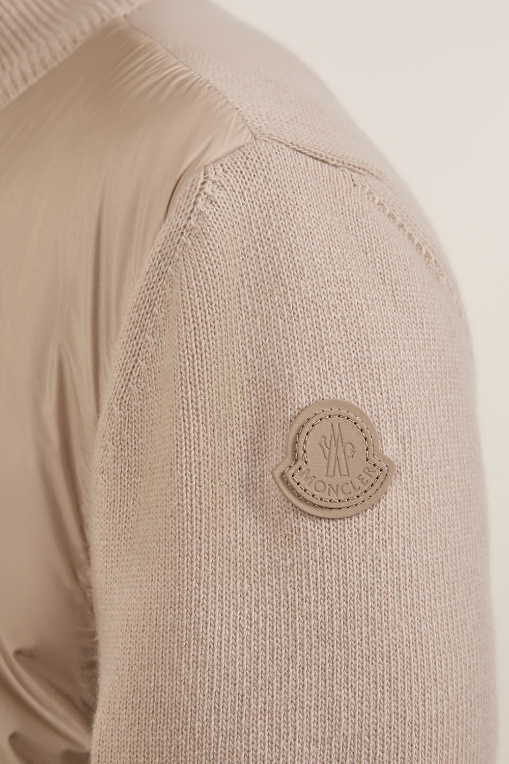 תמונת תקריב דוגמן של קרדיגן