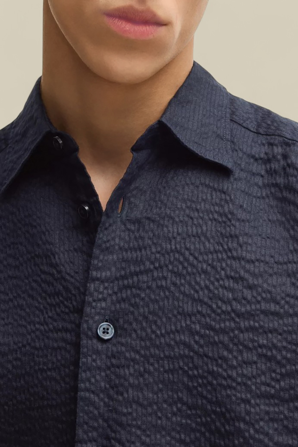 תמונת תקריב דוגמן של חולצה מכופתרת קצרה